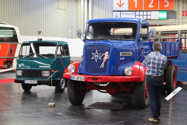 Auch Nutzfahrzeuge wie diesen Henschel H140 gibt's zu sehen - Retro Classics Bavaria 2019