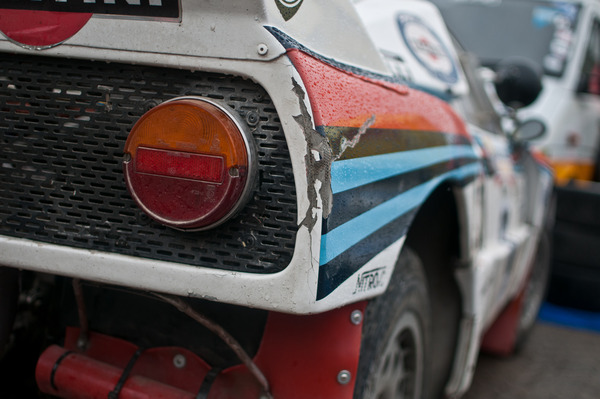 Auch Originalfahrzeuge werden nicht geschont. Leicht beschädigtes Heck des Original-Lancia Rally 037 von Vic Preston aus der Safari Rallye – Eifel Rallye Festival 2013
