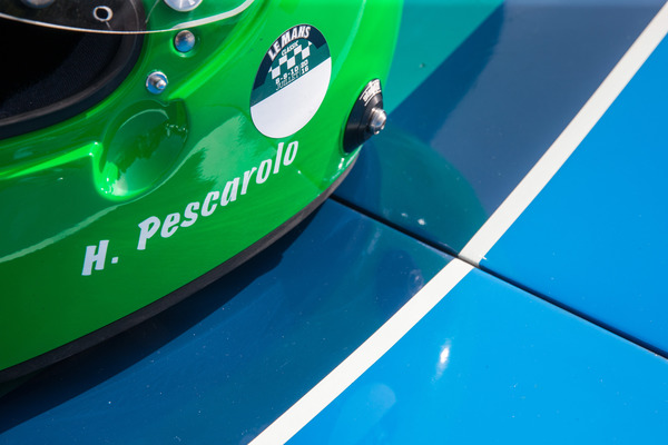 Auch Prominenz war angereist, so etwa der französische ex-GP-Pilot Henri Pescarolo, dessen giftgrüner Helm bis heute einzigartig geblieben ist.