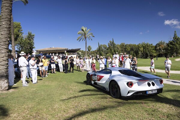 Auch Supersportwagen der Neuzeit wie dieser Ford GT hatten einen Aufritt - Mallorca Classic Week 2022