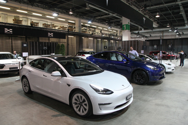 Auch Tesla war mit Neufahrzeugen vertreten - Auto Zürich 2021