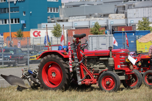 Auch Traktoren, wie dieser Hürlimann, waren willkommen - 3. Youngtimer- und Classictreffen Pratteln am 15. Juli 2018