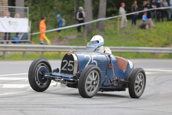 Bild: Auch Vorkriegsautos wie dieser Bugatti 35 waren unterwegs - 10. Lenzerheide Motor Classics 2023