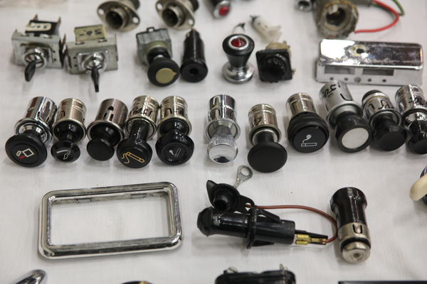 Auch Zigaretten-Anzünder sind oftmals wertvolle Utensilien für den Oldtimer, vor allem wenn sie fehlen - OTM Fribourg 2015