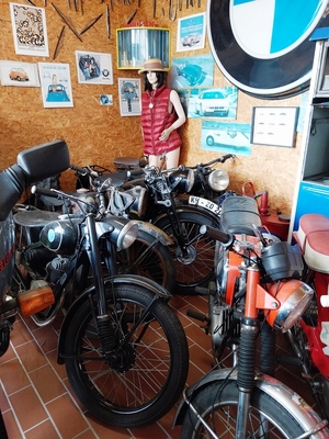 Auch Zweiräder gibt es zu sehen – Zu Besuch in der Sammlung Hilker