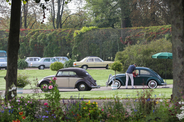 Auch am VW Käfer werden noch die Spuren der Nacht entfernt - 21. Classic-Gala Schwetzingen 2025
