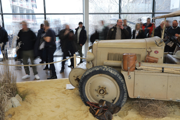 Auch an der Kégresse Sonderschau ziehen die Leute vorbei – Rétromobile Paris 2025