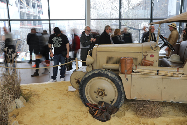 Auch an der Kégresse-Sonderschau ziehen die Leute vorbei – Rétromobile Paris 2025