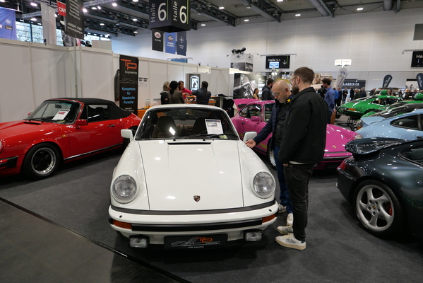 Auch an luftgekühlten Porsche 911 gab es im Bremen erwartungsgemäß ein großes Angebot. Nahezu alle Modellversionen, Baujahre und Farben waren vertreten. Wassergekühlte waren dagegen kaum zu finden – Bremen Classic Motorshow 2025