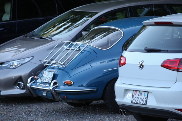 Auch auf dem Aussenparkplatz fallen alte Autos sofort auf - Dolder Classics September 2018