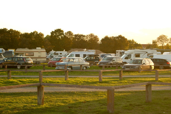Auch auf dem Besucherparkplatz fanden sich zahlreiche Oldtimer wie dieser Taunus 12M – Veterama Mannheim 2022