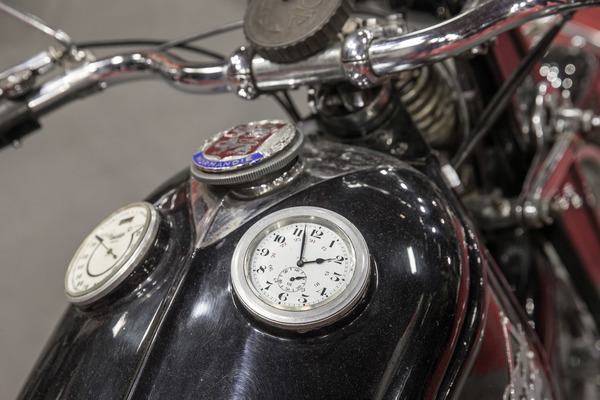 Auch auf dem Motorrad will man die Zeit wissen - Rétromobile Paris 2017