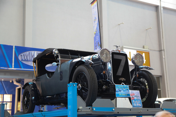 Auch auf der Hebebühne kann man noch ein Auto verkaufen wie diesen Alvis Silver Eagle Special - Retro Classics Bavaria 2017 in Nürnberg