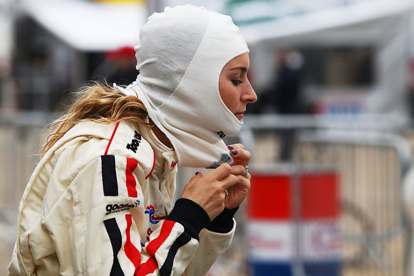 Auch bei Olympia-Goldmedallien-Gewinnerin Amy Williams ist Sicherheit alles - Austin A30/35 Celebrity Challenge - Silverstone Classic 2017