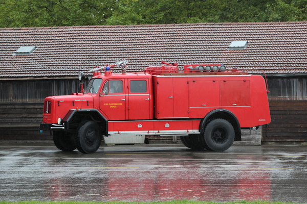 Auch bei Regenwetter im Einsatz - Feuerwerhwagen der Flugzeugwehr Emmen - OSMT Zug im September 2017