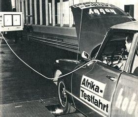 Auch beim Citroën schaut man genau hin - NSU RO 80 kontra Citroën DS 21 im hobby Super-Test in Afrika (1968)