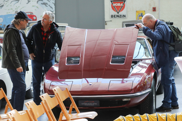 Bild Auch beim Maserati Indy wird unter die Haube geschaut - Versteigerung der Oldtimer Galerie Toffen am 14. Oktober 2023
