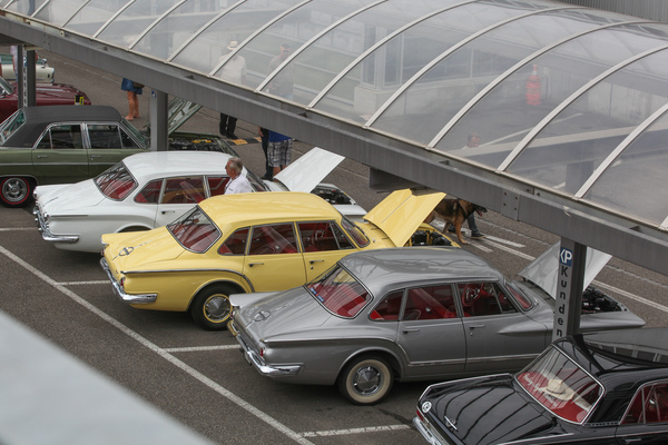 Auch damals war "bunt" erlaubt - Chrysler Valiant in Reih' und Glied - AMAG Classic Day 2022
