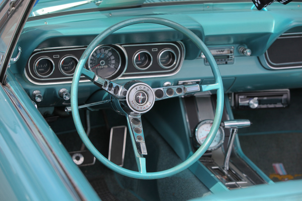 Auch das Interieur des blauen Wagens ist blau - Mustang & Shelby Meeting 2017 in Zug