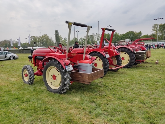 Bild Auch das gehört zu einem Porsche-Treffen: Diesel-Schlepper im typischen Rot – Porsche-Treffen Dinslaken 2022