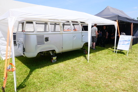 Auch das gibt es: komplette Typ-2-Karosserie, als Bus, Kasten, Samba, Pritsche oder Doppelkabine, zusammengeschweißt in Deutschland, die Bleche stammen aus Taiwan. – Bockhorner Oldtimermarkt 2025