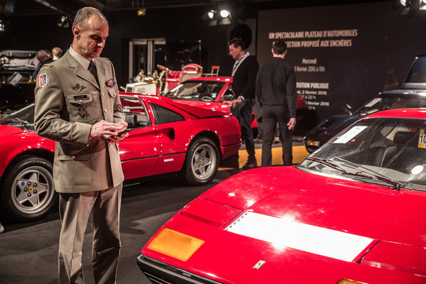 Auch dem Offizier steht ein Sportwagen sehr gut - RM/Sotheby's Versteigerung in Paris am 3. Februar 2016