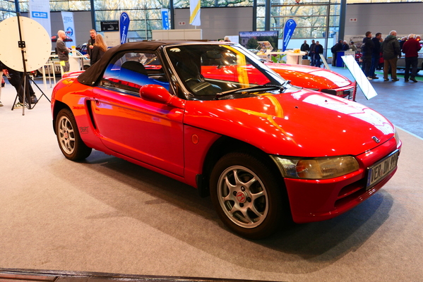 Auch der ADAC schmückte seinen Stand mit japanischen Fahrzeugen: Honda Beat, dahinter ein Mazda RX-7 – Bremen Classic Motorshow 2025