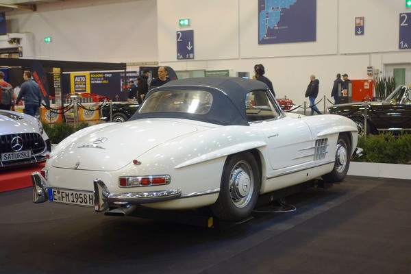 Auch der Mercedes-Benz 300 SL Roadster von 1958 darf drehen - Essen Motor Show 2022
