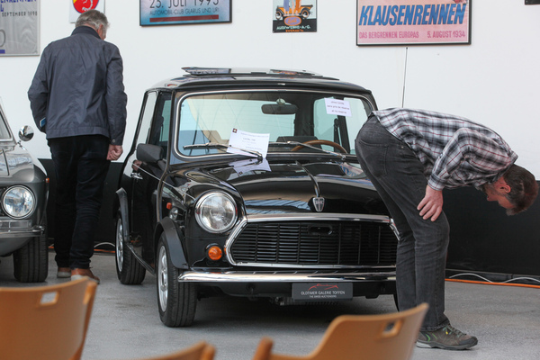 Auch der Mini 1000 Mayfair von 1982 wird genau inspiziert - Versteigerung der Oldtimer Galerie in Toffen am 26. März 2022