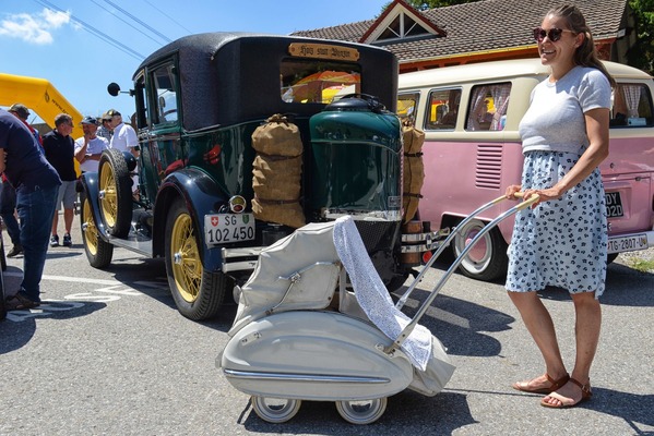 Auch der Nachwuchs ist mit vier Rädern und klassisch-elegant unterwegs, im Hintergrund das schönste Fahrzeuge im Säntis-Concours, ein Ford Model A mit Holzvergaser von 1929 - Oldtimertreff Schwägalp 2023