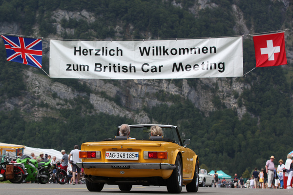 Auch der Triumph TR6 wird willkommengeheissen - British Car Meeting Mollis 2017
