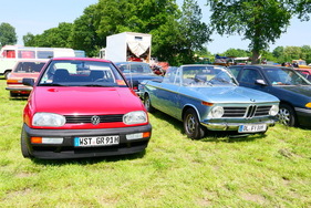 Auch der VW Golf III ist längst im H-Kennzeichen-fähigen Alter. Hier posiert er neben einem BMW 02 Cabriolet. – Bockhorner Oldtimermarkt 2025