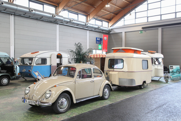Auch der VW Käfer durfte einen Caravan ziehen - Motorworld Classics Bodensee 2022