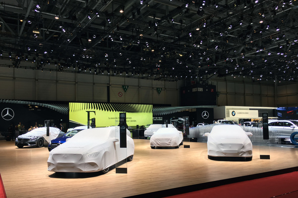 Auch die Automobile von Mercedes-Benz werden für die Nachtruhe eingehüllt - Genfer Autosalon 2017