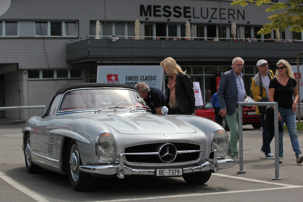 Auch die Besucher reisten standesgemäss an, z.B. im Mercedes-Benz 300 SL Roadster - Swiss Classic World Luzern 2019