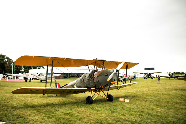 Auch die Jagdbomber gehören zur Szenerie -Goodwood Revival 2018
