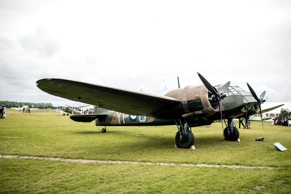 Auch die Jagdbomber gehören zur Szenerie -Goodwood Revival 2018