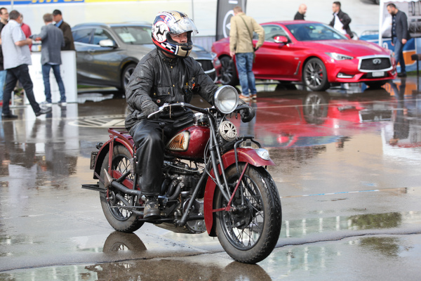 Auch die Motorräder trotzen dem Regen, ob Indian ... - Dolder Classics Mai 2017