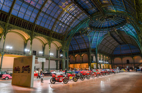 Auch die Motorräder wurden während der Vorbesichtigung im Grand Palais gezeigt - Bonhams Paris 2025