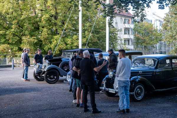 Auch die Plätze in den Vorkriegsfahrzeugen waren heiss begehrt – 8. Autos von Dazumal 2023