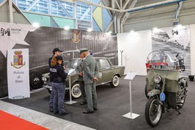 Auch die Polizei (Polizia di Stato) ist auf dem Platz - 42. Auto e Moto d'Epoca 2025