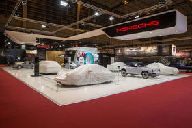 Auch die Porsche-Sportwagen sind eingehüllt - Rétromobile Paris 2018