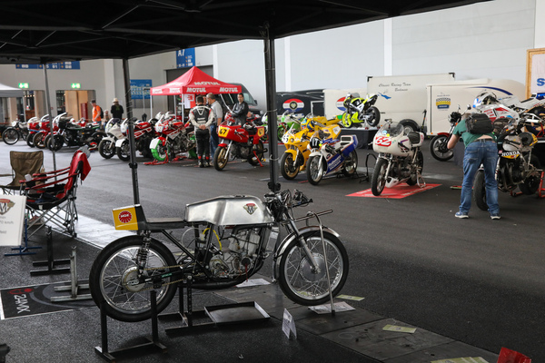 Auch die Rennmotorräder warten auf ihren Einsatz auf der Rundstrecke - Klassikwelt Bodensee 2024