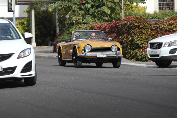 Auch dieser Triumph TR5 verlässt das Treffen, um wieder in die heimische Garage zu fahren - Swiss Classic British Car Meeting Morges 2017