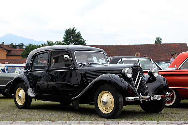 Auch ein Citroën 11 TA macht seine Aufwartung, im spiegelnden Blech entdeckt man ...