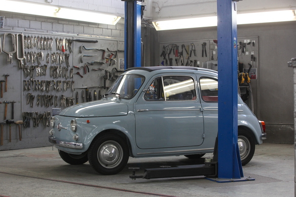 Auch ein Fiat 500 darf auf die Hebebühne bei AMAG Classic - AMAG Classic Day 2022