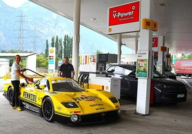 Auch ein Le-Mans-Fahrer wie Erik Comas muss mal tanken Auch ein Le-Mans-Fahrer wie Erik Comas muss mal tanken