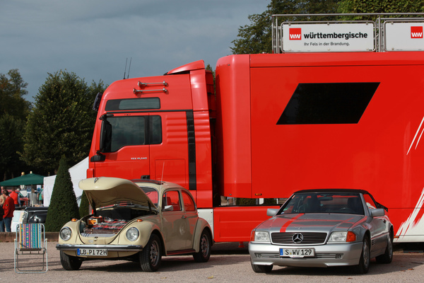 Auch ein VW 1303 und ein R129 durften vor dem Württembergische-Truck parken - Classic-Gala Schwetzingen 2020