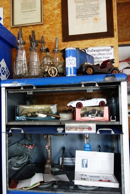 Auch ein moderner Lamborghini hat sich in die Vitrinen verirrt – Zu Besuch in der Sammlung Hilker