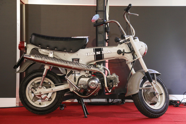 Auch ein paar Motorrader wie diese Honda Dax ST 50 von 1972, die bis auf CHF 4500 hochgeboten wurde, kamen unter den Hammer - Oldtimer Galerie Gstaad Versteigerung am 29. Dezember 2024